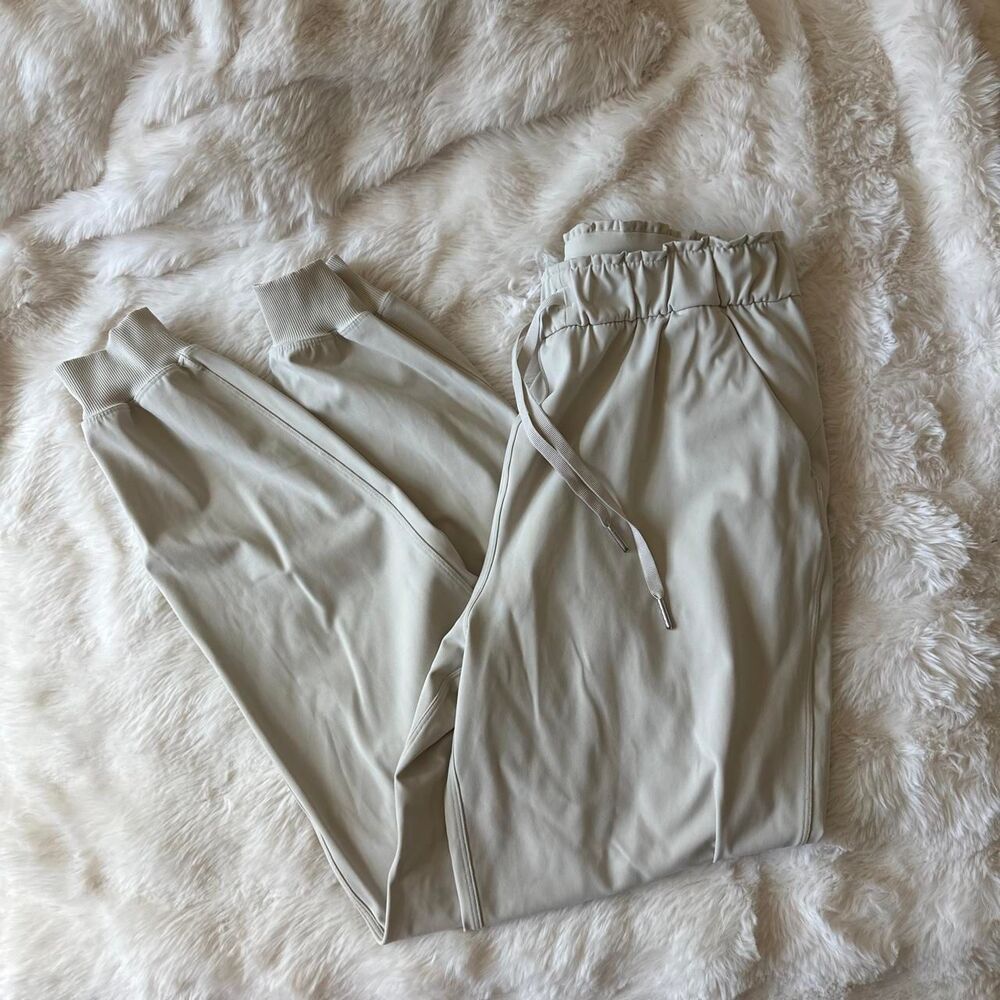 Lululemon Women's Cream Joggers